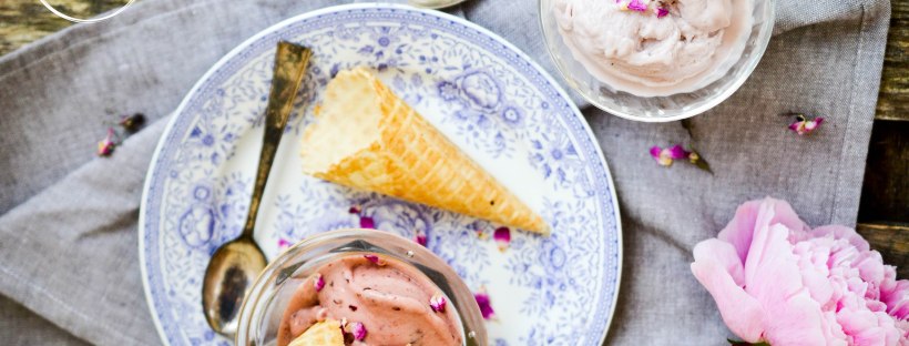 Ruusuvesi jäätelö, rose water icecream