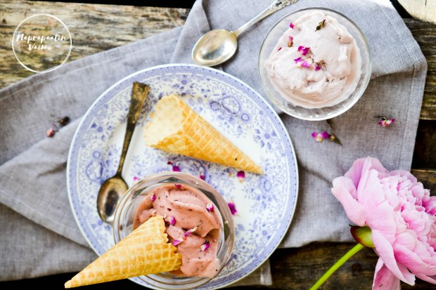 Ruusuvesi jäätelö, rose water icecream